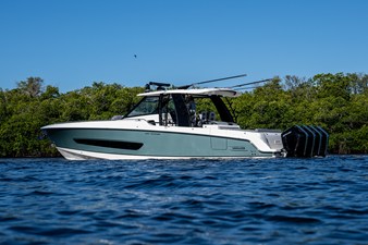 Boston Whaler 420 Outrage 43 2026 Boston Whaler 420 Outrage 44