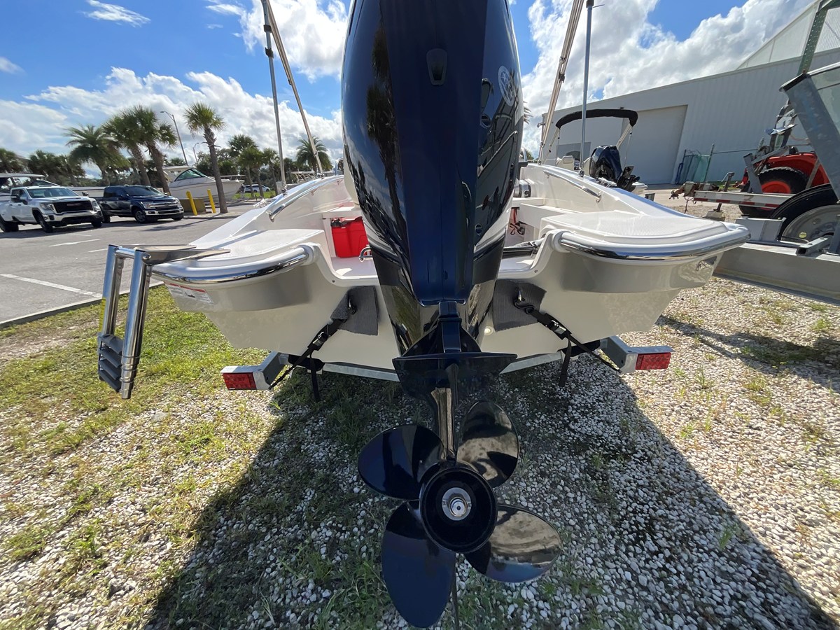 2027 Boston Whaler 160 Super Sport 4