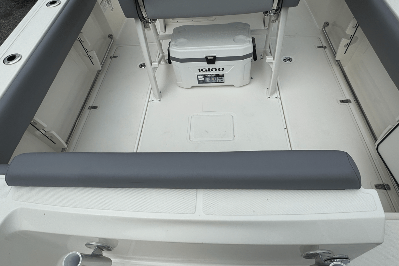 2026 Boston Whaler 230 Outrage 9