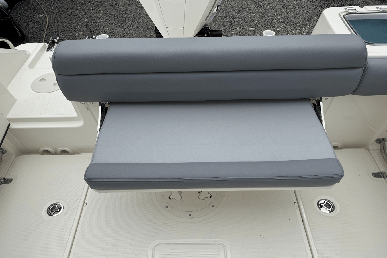 2026 Boston Whaler 230 Outrage 12