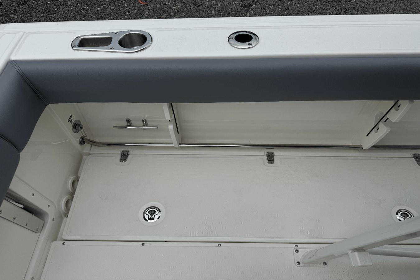 2026 Boston Whaler 230 Outrage 13