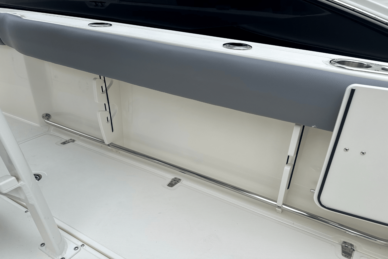 2026 Boston Whaler 230 Outrage 14