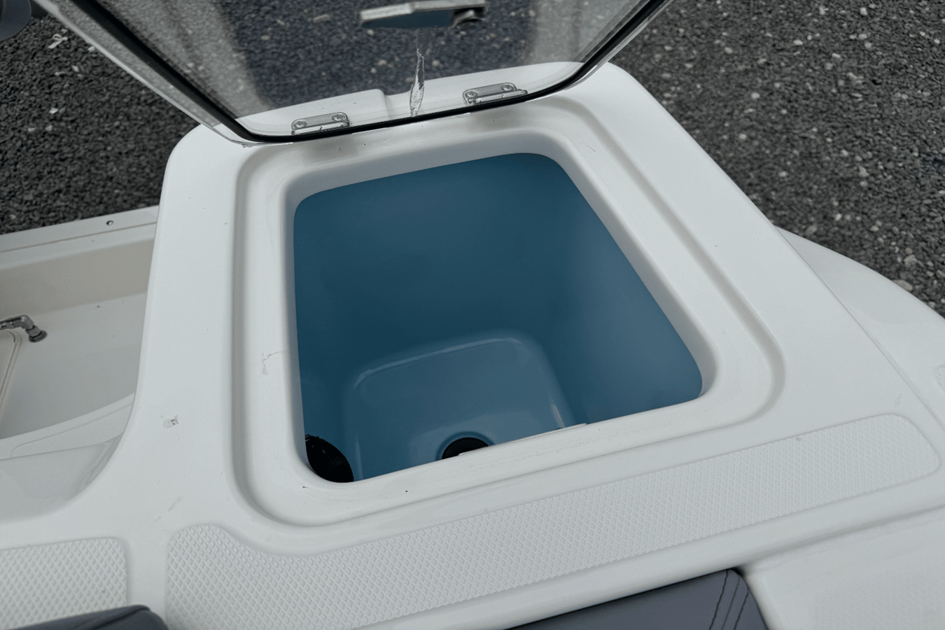 2026 Boston Whaler 230 Outrage 17