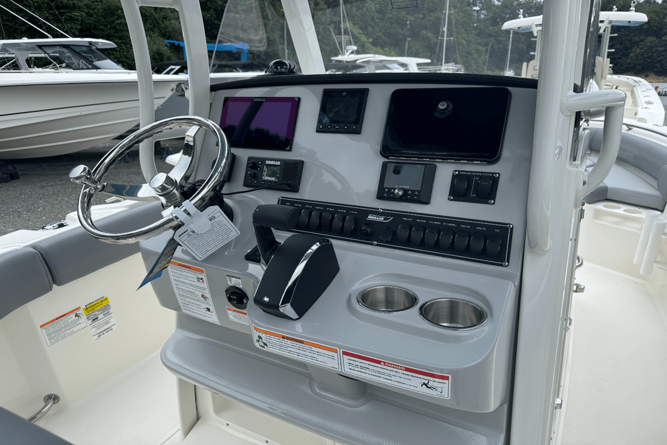 2026 Boston Whaler 230 Outrage 27