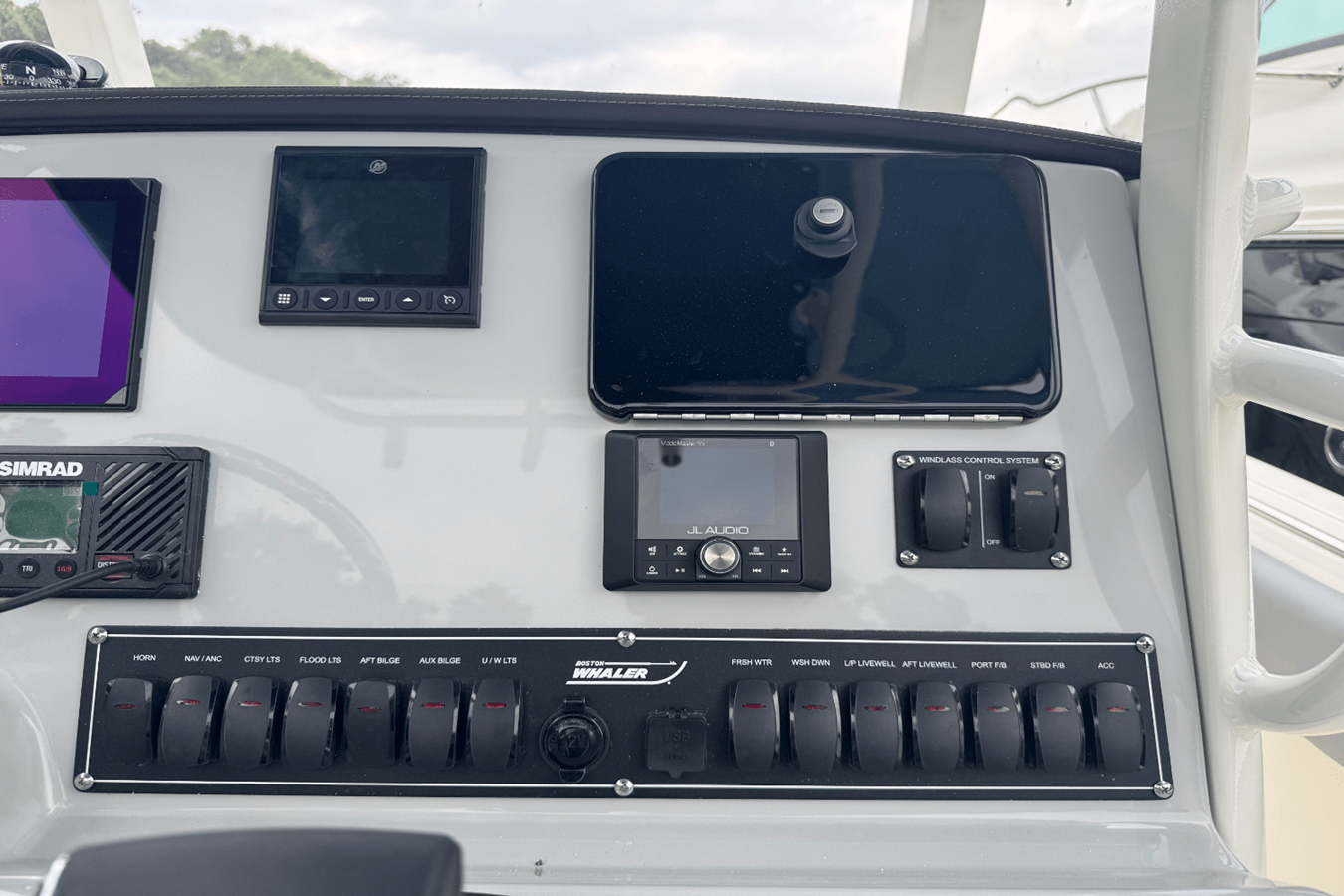 2026 Boston Whaler 230 Outrage 29