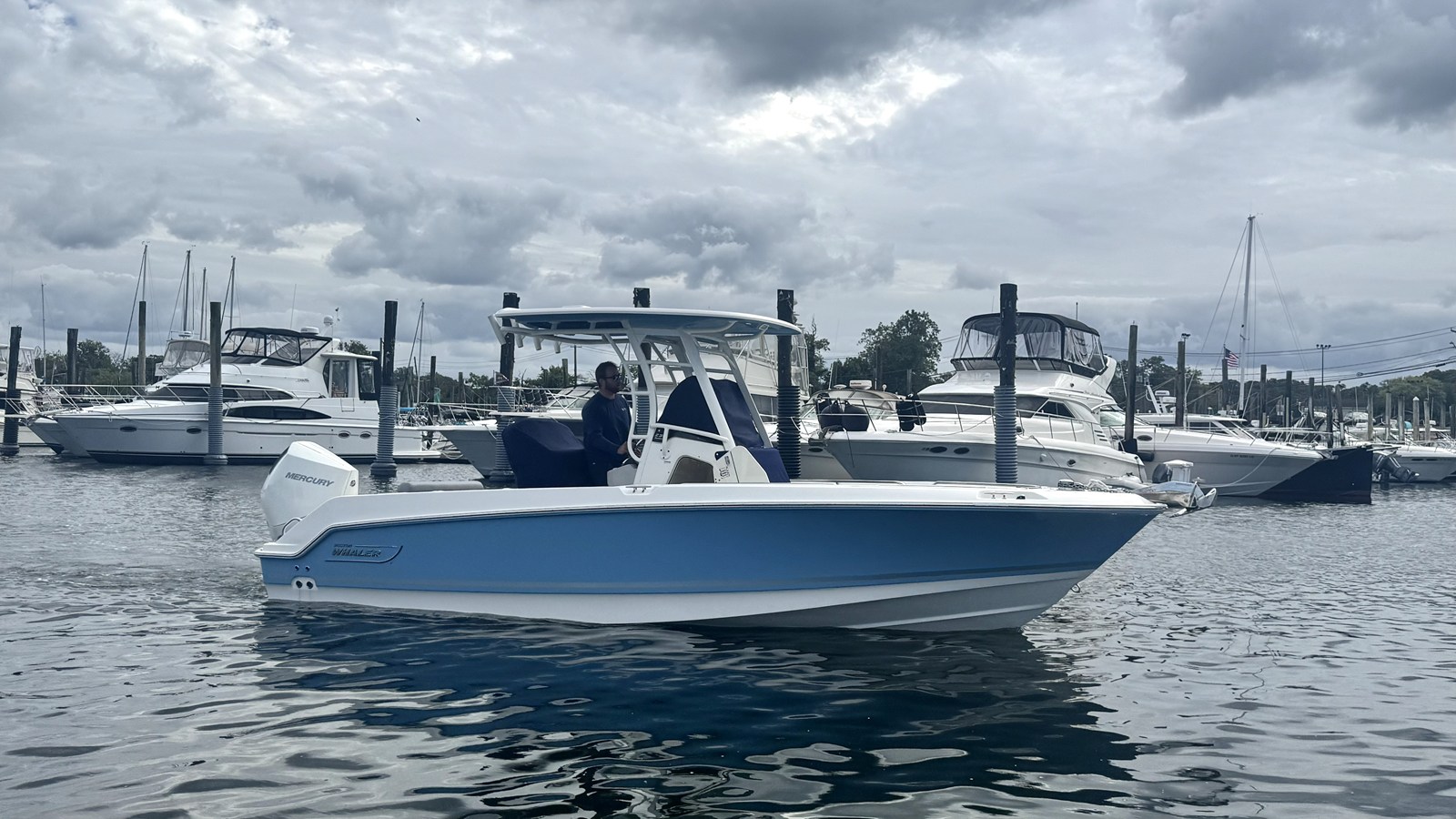 2026 Boston Whaler 230 Outrage 51