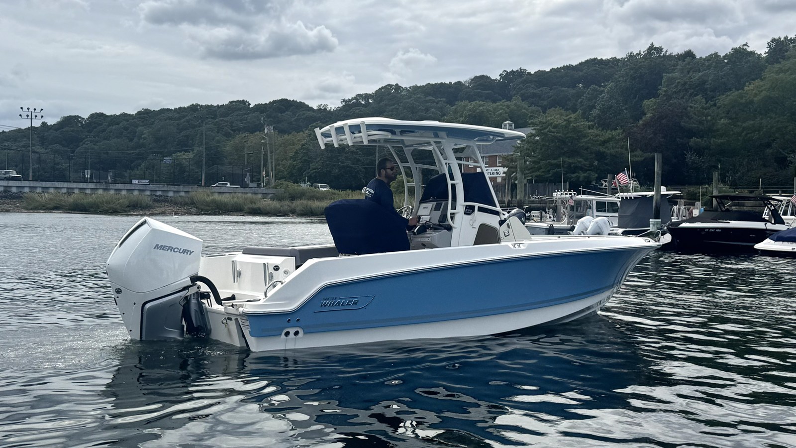 2026 Boston Whaler 230 Outrage 53
