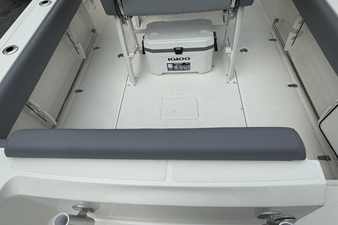 2026 Boston Whaler 230 Outrage 9