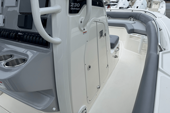 2026 Boston Whaler 230 Outrage 34