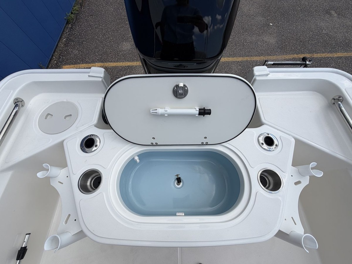 2027 Boston Whaler 150 Montauk 9