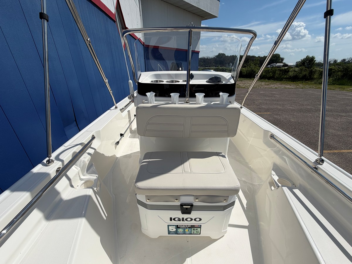 2027 Boston Whaler 150 Montauk 17