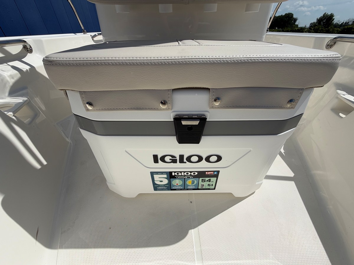2027 Boston Whaler 150 Montauk 18