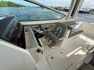 Boston Whaler 330 Vantage 8 2027 Boston Whaler 330 Vantage 9