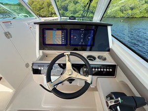 Boston Whaler 330 Vantage 9 2027 Boston Whaler 330 Vantage 10