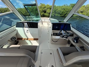 Boston Whaler 330 Vantage 10 2027 Boston Whaler 330 Vantage 11