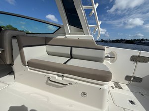 Boston Whaler 330 Vantage 11 2027 Boston Whaler 330 Vantage 12