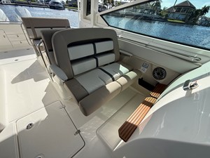 Boston Whaler 330 Vantage 12 2027 Boston Whaler 330 Vantage 13