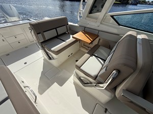 Boston Whaler 330 Vantage 13 2027 Boston Whaler 330 Vantage 14