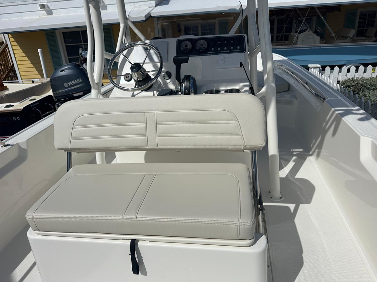 2026 Boston Whaler 190 Montauk 8