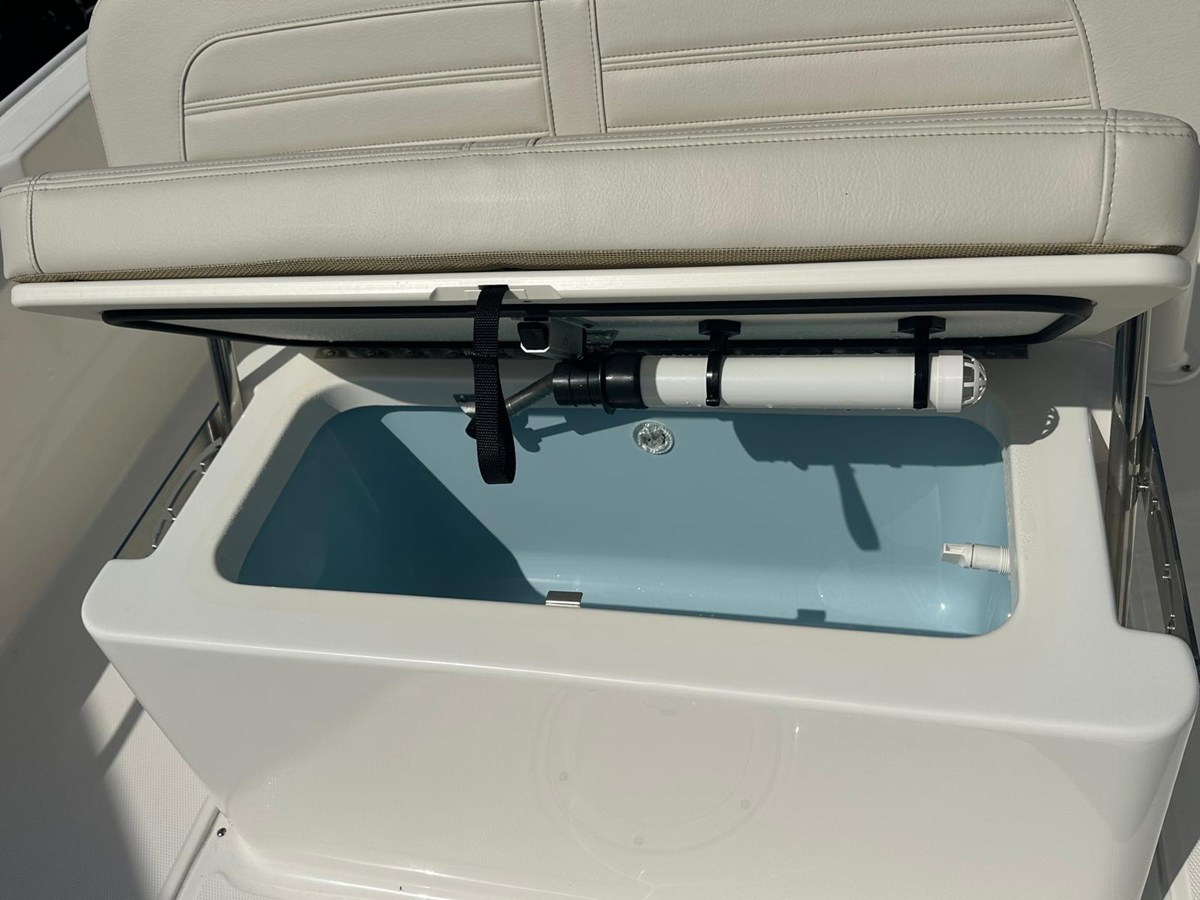 2026 Boston Whaler 190 Montauk 9