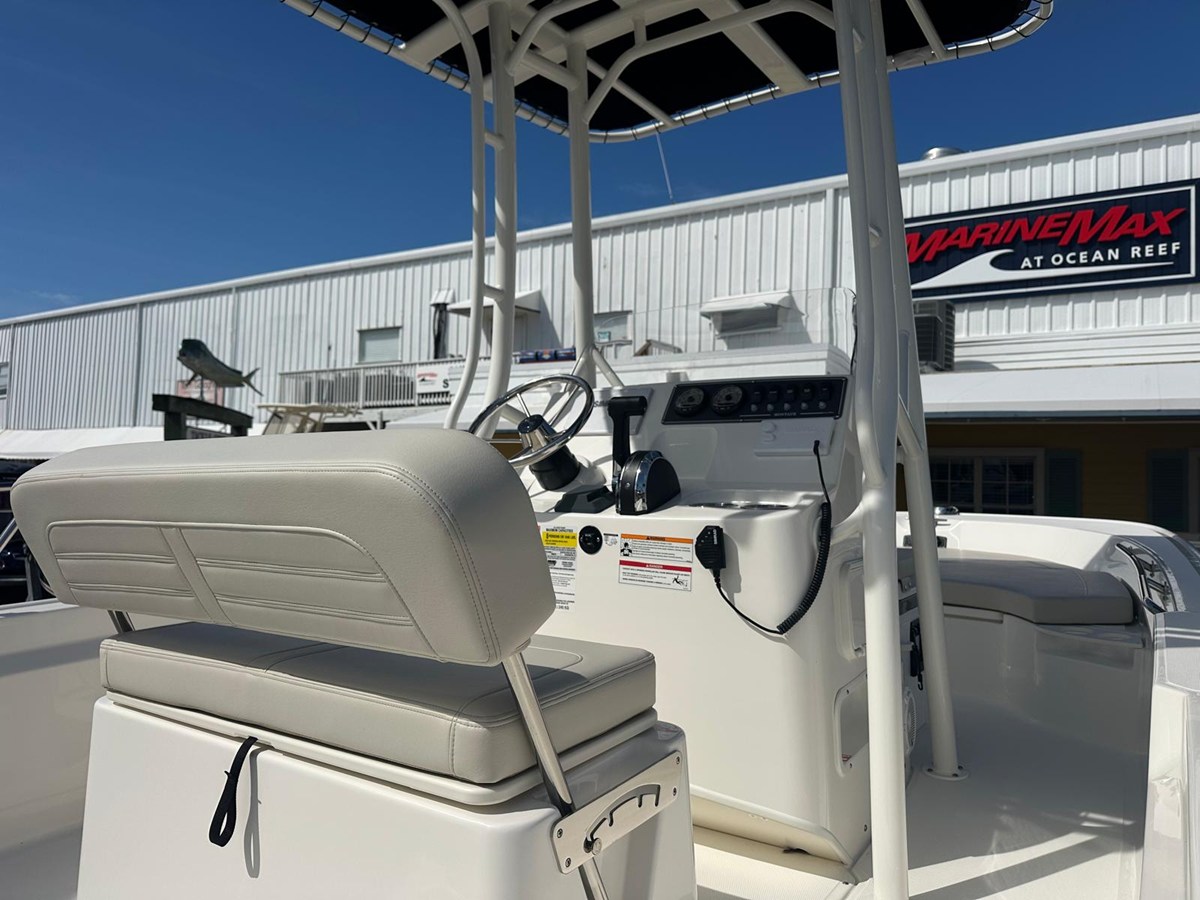 2026 Boston Whaler 190 Montauk 10