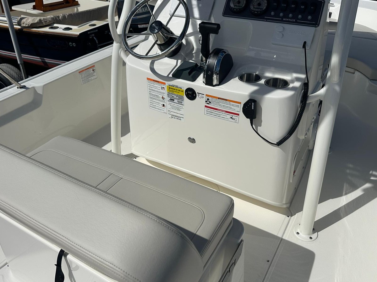 2026 Boston Whaler 190 Montauk 11