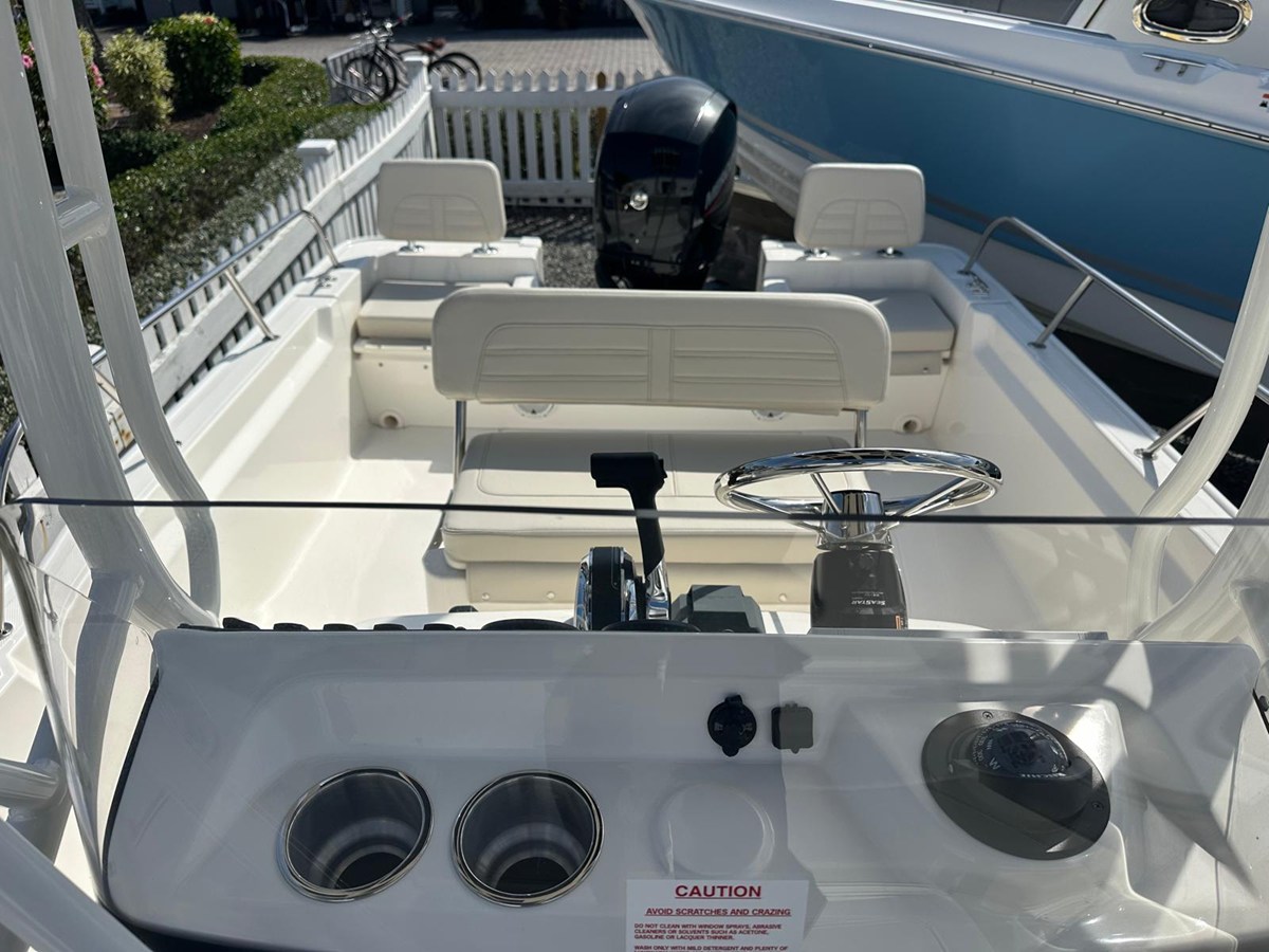 2026 Boston Whaler 190 Montauk 21