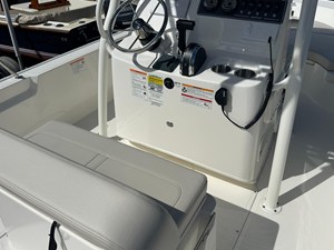 2026 Boston Whaler 190 Montauk 11