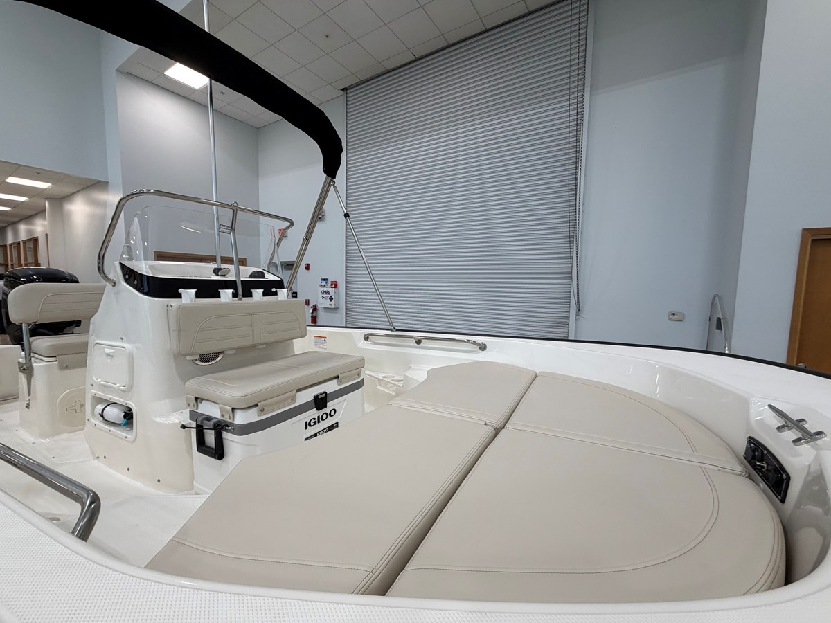 2027 Boston Whaler 170 Montauk 4