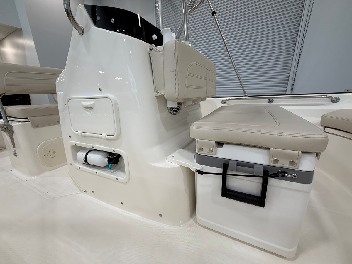 2027 Boston Whaler 170 Montauk 7