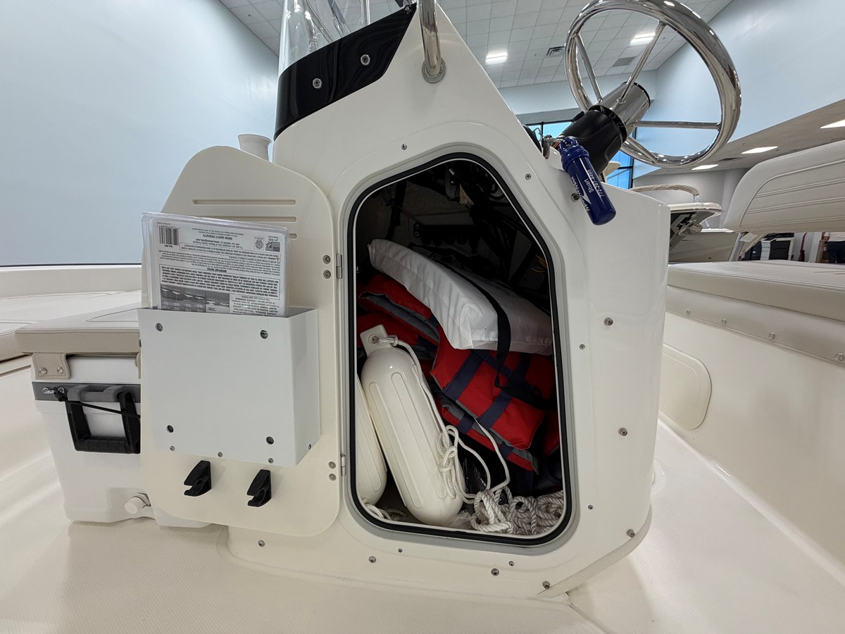 2027 Boston Whaler 170 Montauk 18