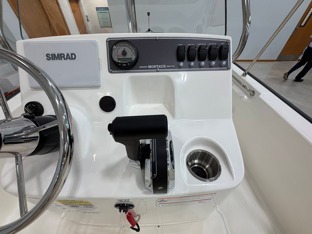 2027 Boston Whaler 170 Montauk 20