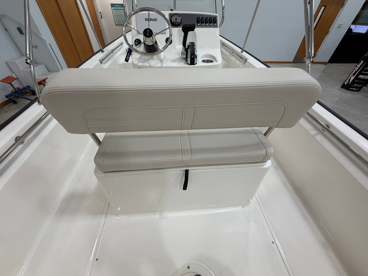 2027 Boston Whaler 170 Montauk 24