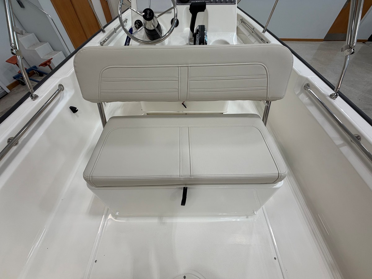 2027 Boston Whaler 170 Montauk 25