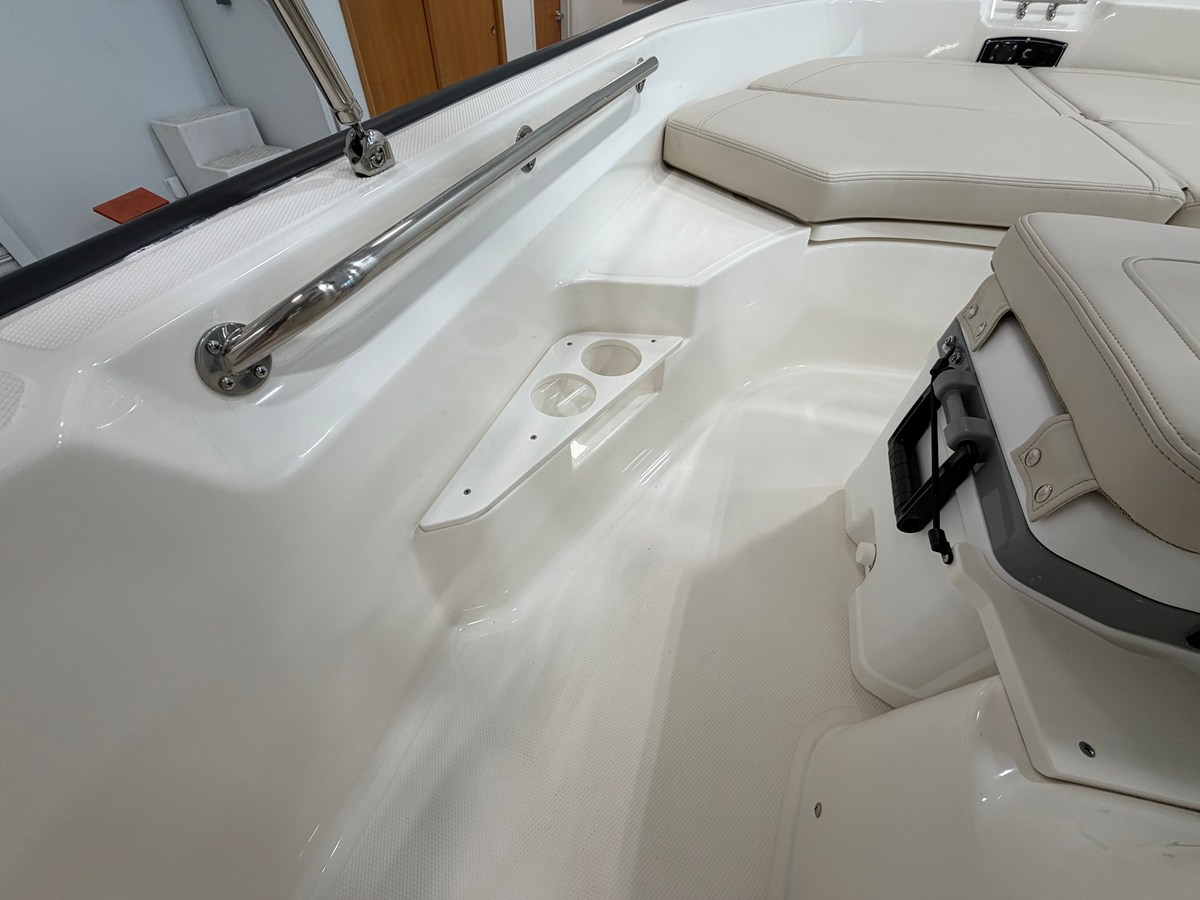 2027 Boston Whaler 170 Montauk 29