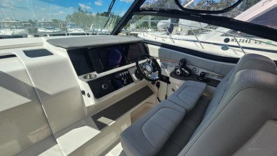 Sea Ray 320 SUNDANCER OB 15 2024 Sea Ray 320 SUNDANCER OB 16