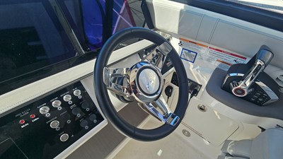 Sea Ray 320 SUNDANCER OB 18 2024 Sea Ray 320 SUNDANCER OB 19