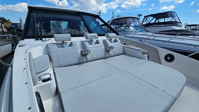 Sea Ray 320 SUNDANCER OB 34 2024 Sea Ray 320 SUNDANCER OB 35