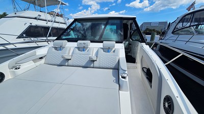 Sea Ray 320 SUNDANCER OB 35 2024 Sea Ray 320 SUNDANCER OB 36