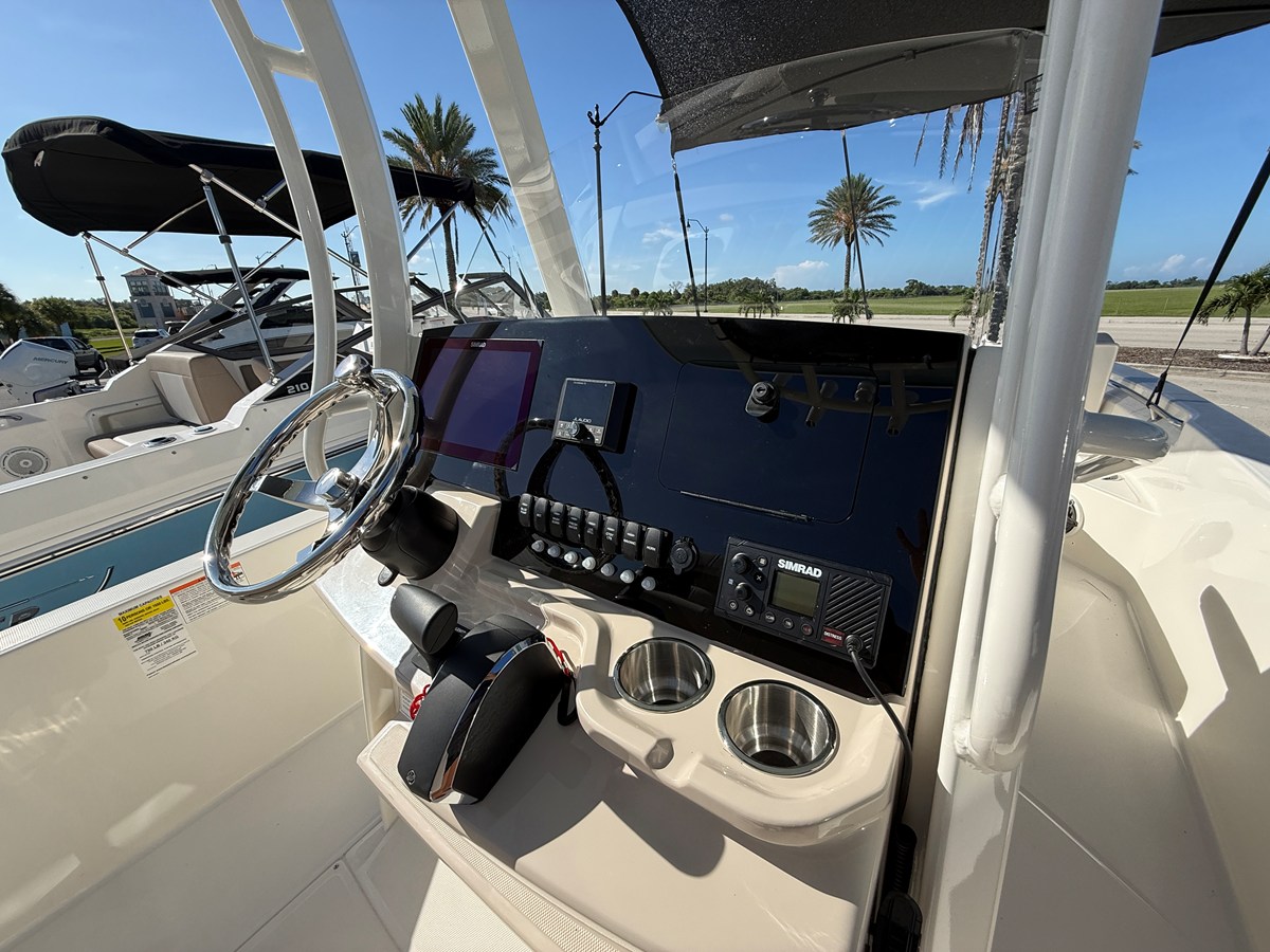 2027 Boston Whaler 250 Dauntless 22