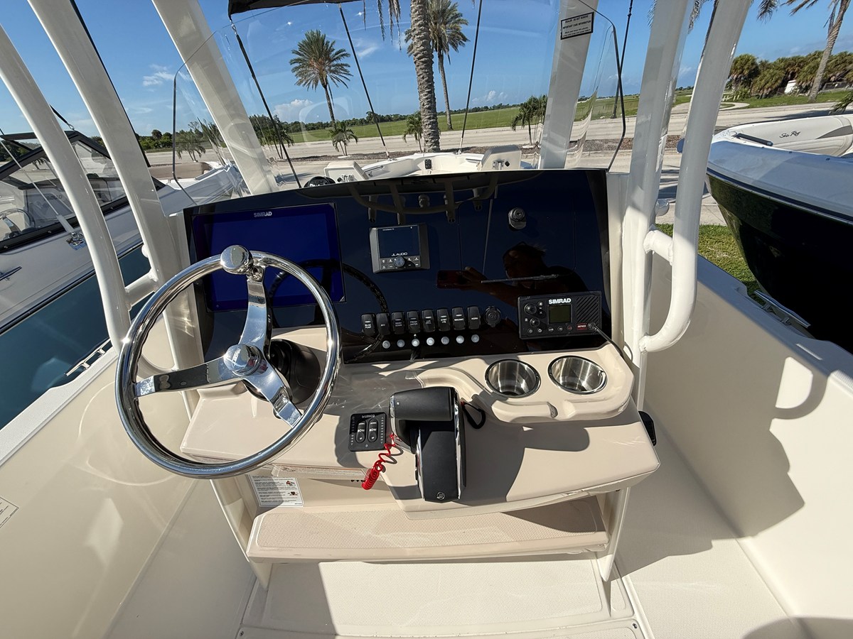 2027 Boston Whaler 250 Dauntless 23