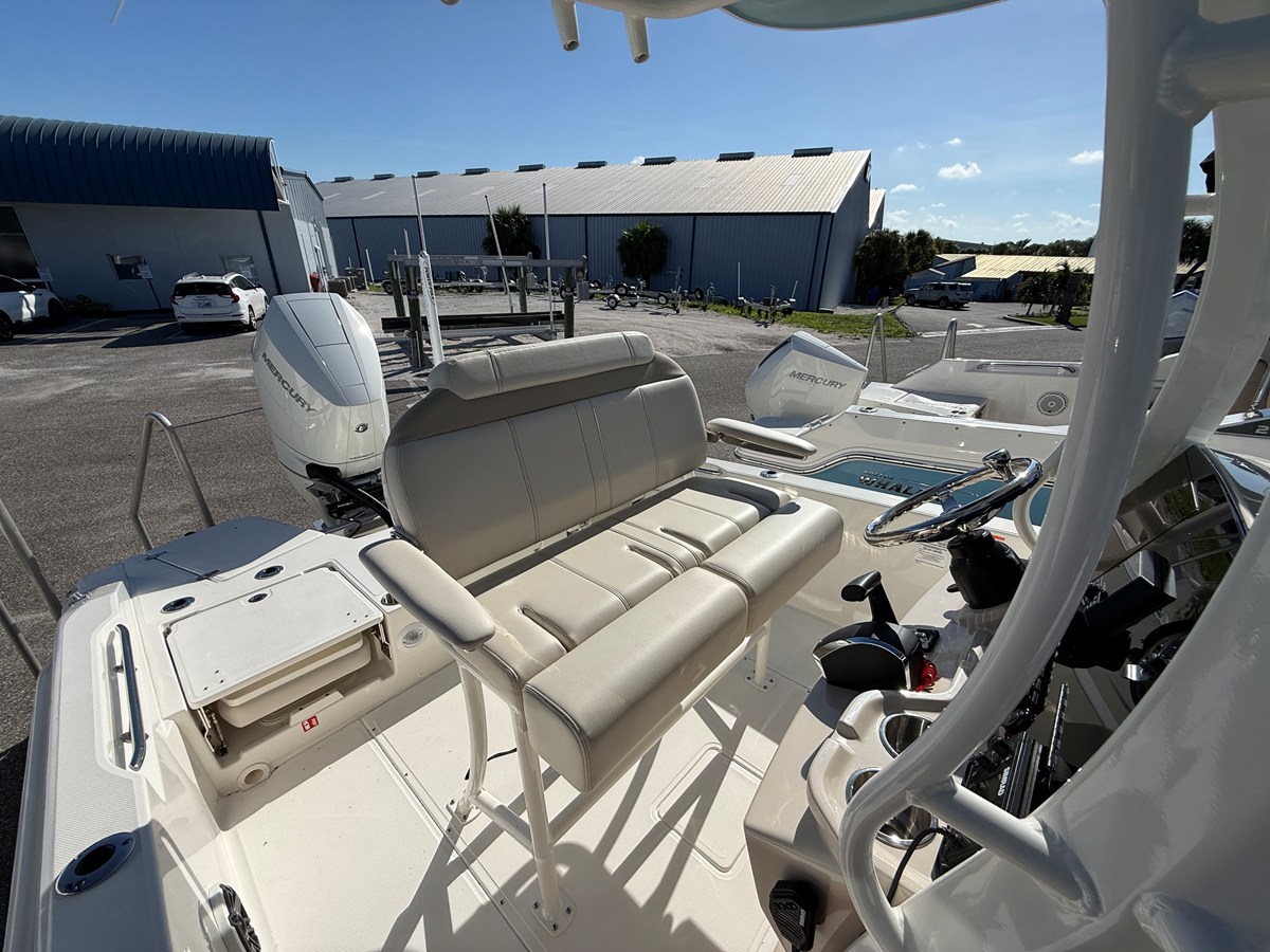 2027 Boston Whaler 250 Dauntless 24