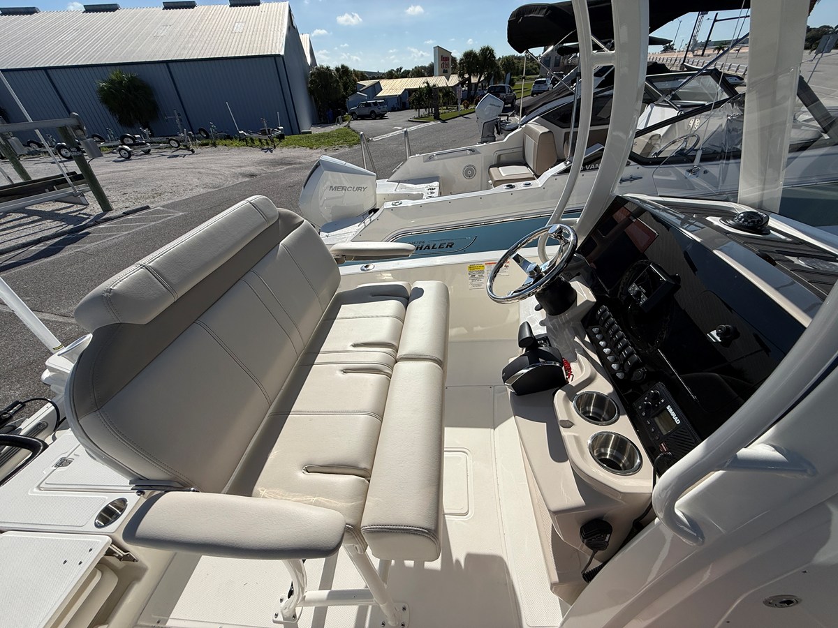 2027 Boston Whaler 250 Dauntless 25