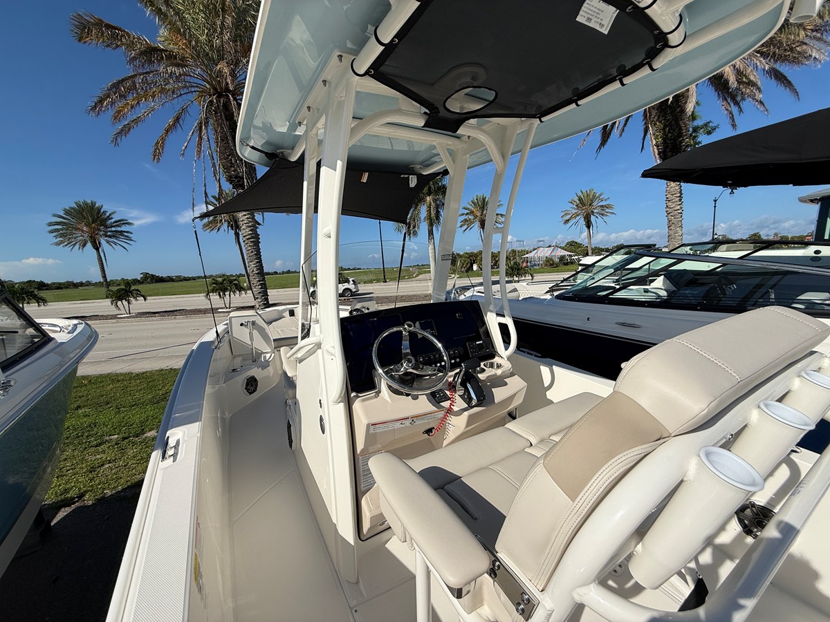 2027 Boston Whaler 250 Dauntless 28