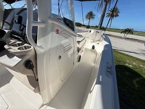 2027 Boston Whaler 250 Dauntless 19