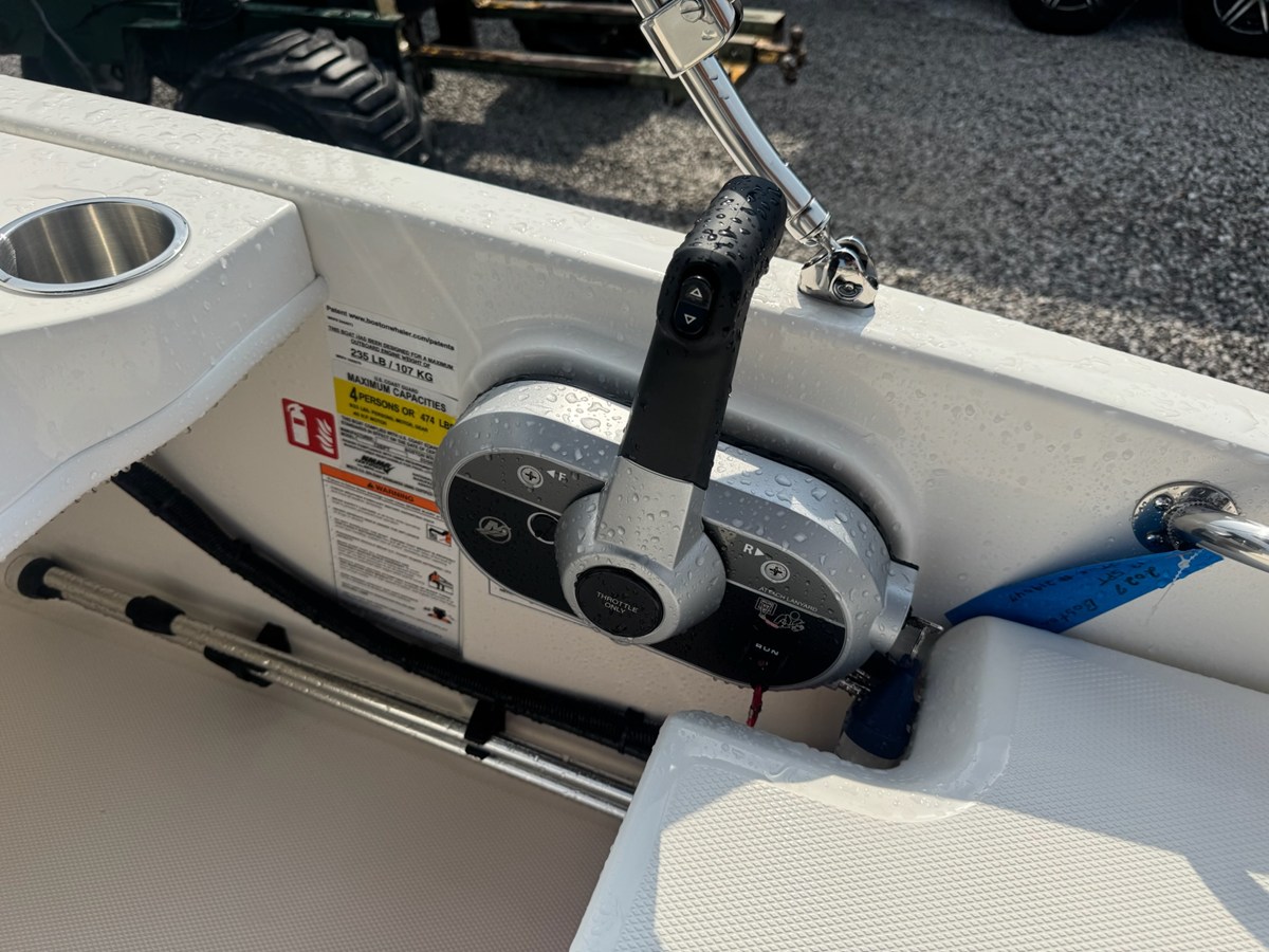 2027 Boston Whaler 130 Super Sport 8