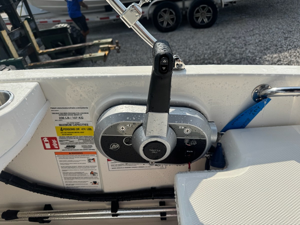 2027 Boston Whaler 130 Super Sport 9