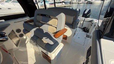 Boston Whaler 350 REALM 18 2025 Boston Whaler 350 REALM 19
