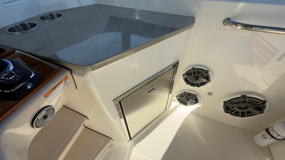 Boston Whaler 350 REALM 21 2025 Boston Whaler 350 REALM 22