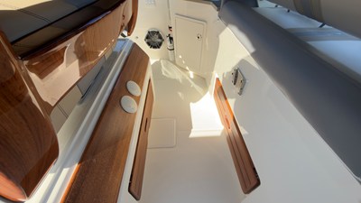 Boston Whaler 350 REALM 32 2025 Boston Whaler 350 REALM 33